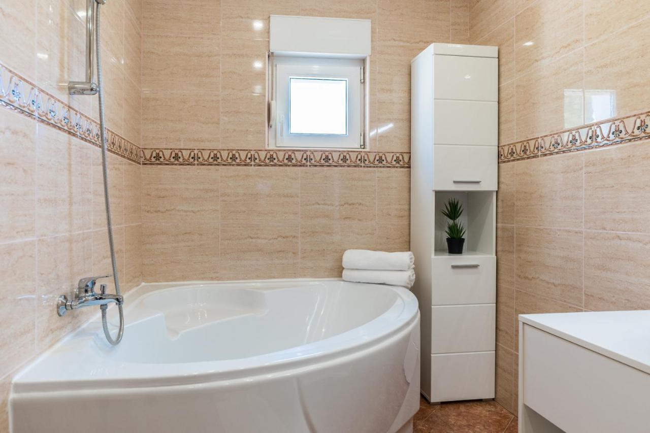 Apartmani Tomeri Starigrad Paklenica Esterno foto