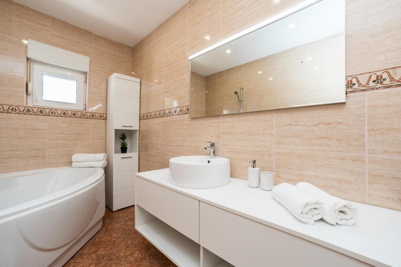 Apartmani Tomeri Starigrad Paklenica Esterno foto